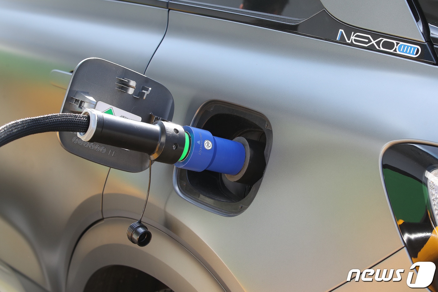 수소충전소에서 현대 수소차 넥쏘가 충천하고 있는 모습. 2021.2.26/뉴스1 ⓒ News1 임세영 기자