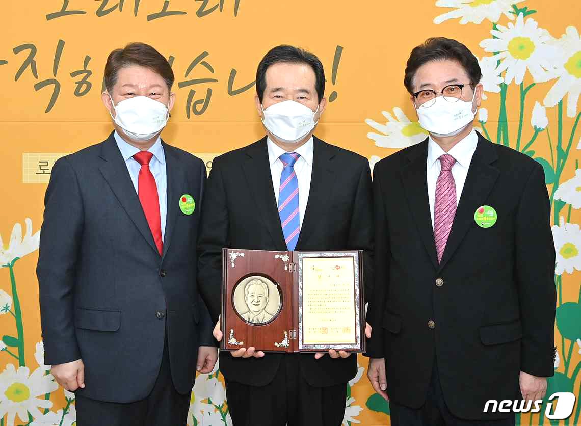 대구시와 경북도는 28일 대구문화예술회관에서 열린 2·28 민주운동 기념식이 끝난 뒤 정세균 국무총리에게 감사패와 기념액자를 전달했다. 왼쪽부터 권영진 대구시장, 정세균 총리, 이철우 경북지사 (대구시 제공) 2021.2.28/ⓒ 뉴스1