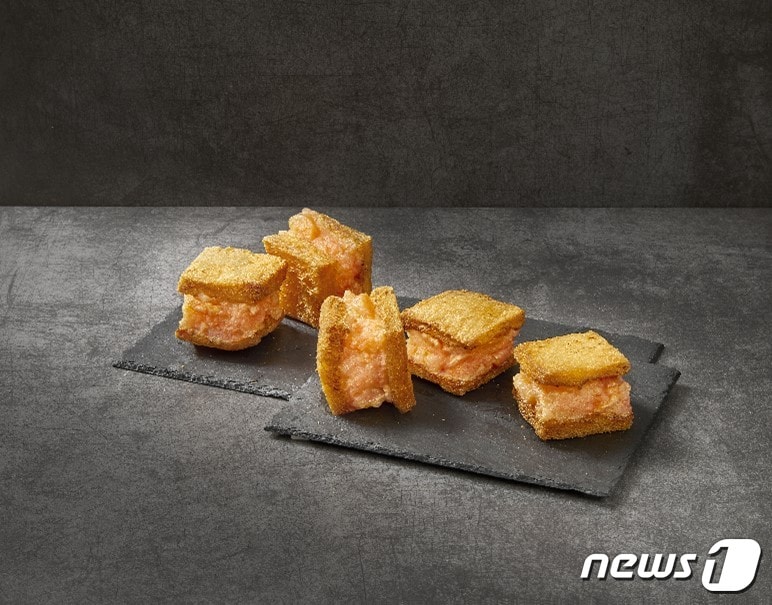 BBQ가 내놓은 '통새우 멘보샤'(제너시스 비비큐 제공) ⓒ 뉴스1