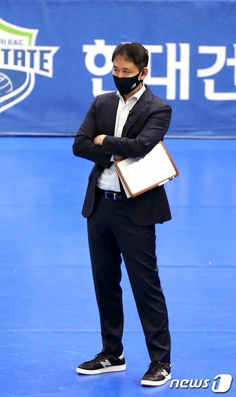 4일 오후 경기도 수원체육관에서 열린 프로배구 '도드람 2020-2021 V-리그' 한국전력과 현대캐피탈과의 경기에서 현대캐피탈 최태웅 감독이 경기를 지켜보고 있다. (현대캐피탈 배구단 제공) 2021.2.4/뉴스1