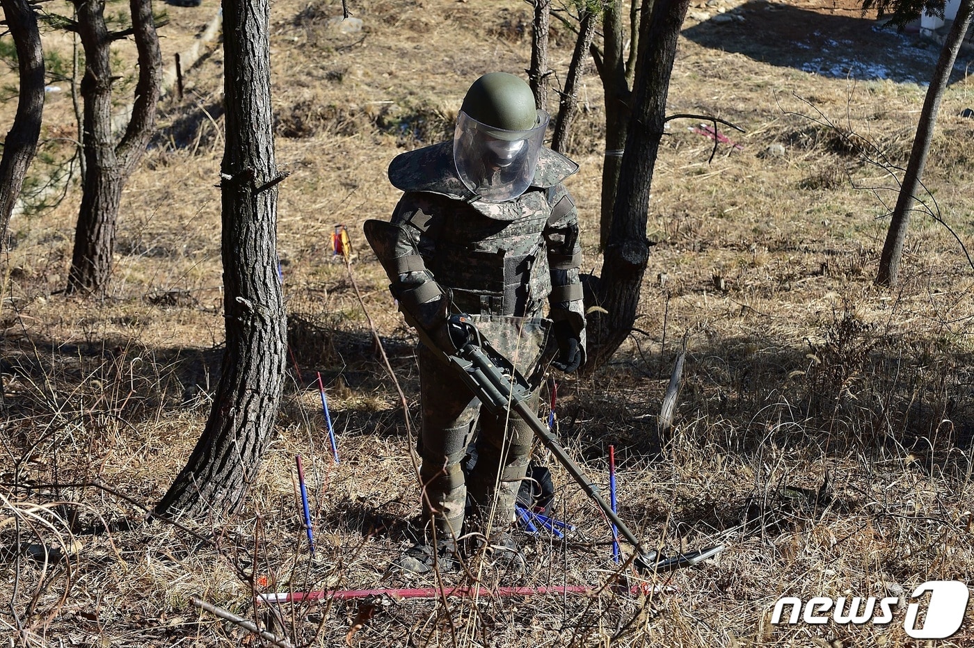  개인보호장구를 착용한 교육생이 육군공병학교 지뢰제거 훈련장에서 금속지뢰탐지기를 활용한 지뢰탐지 실습을 하고 있다. (육군 제공) 2021.2.5/뉴스1