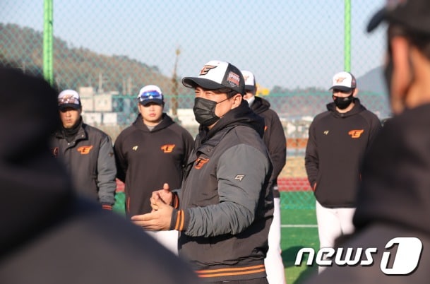 김태균 스페셜 어시스턴트가 6일 한화 이글스의 스프링캠프에 합류해 선수단과 인사를 나누고 있다.(한화 이글스 제공) ⓒ 뉴스1