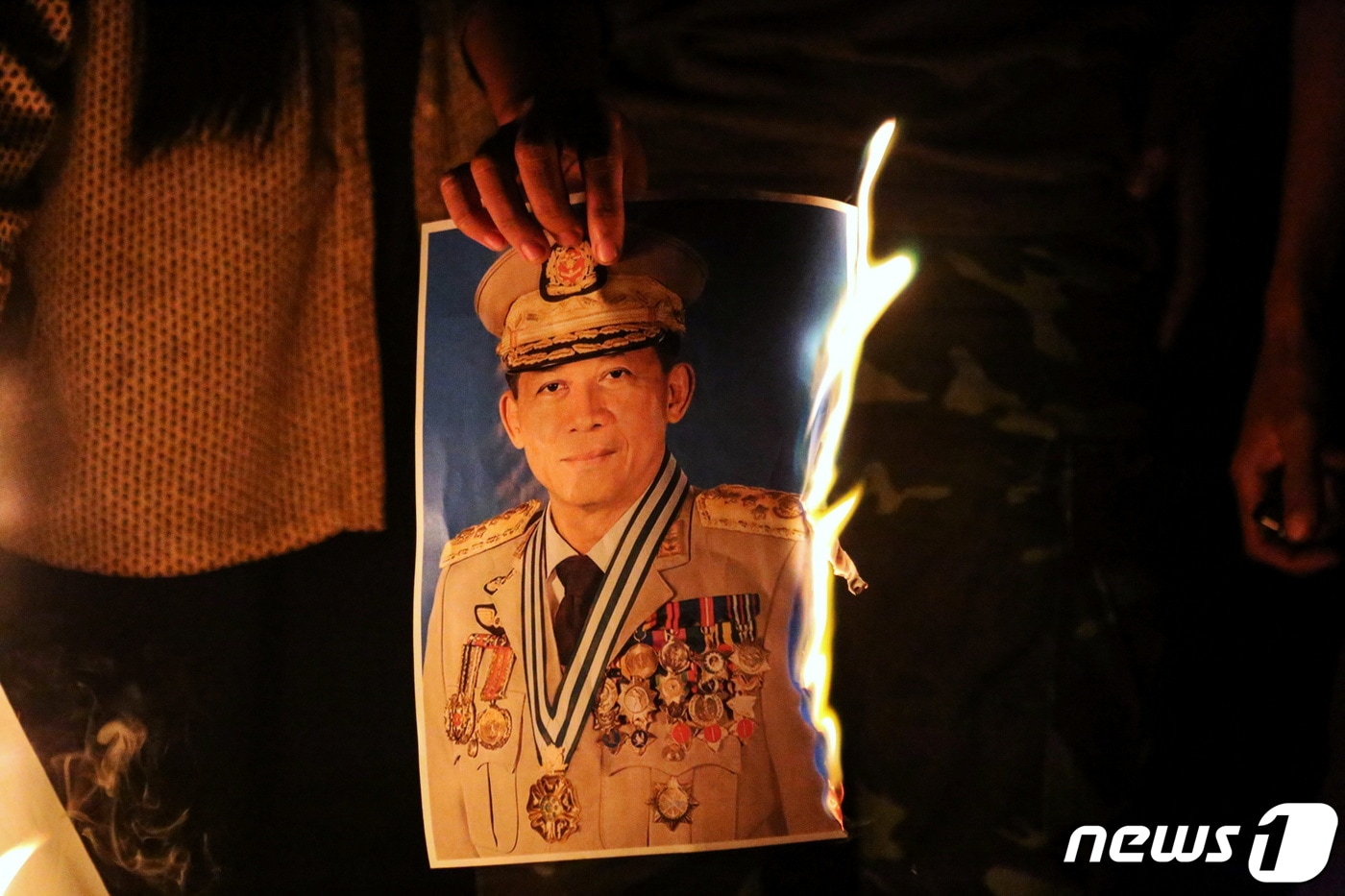 미얀마 제 2도시 만달레이에서 시위대가 민 아웅 흘라잉 군 총사령관의 사진을 불태우며 쿠데타 항의 시위를 하고 있다. ⓒ 로이터=뉴스1 ⓒ News1 최서윤 기자