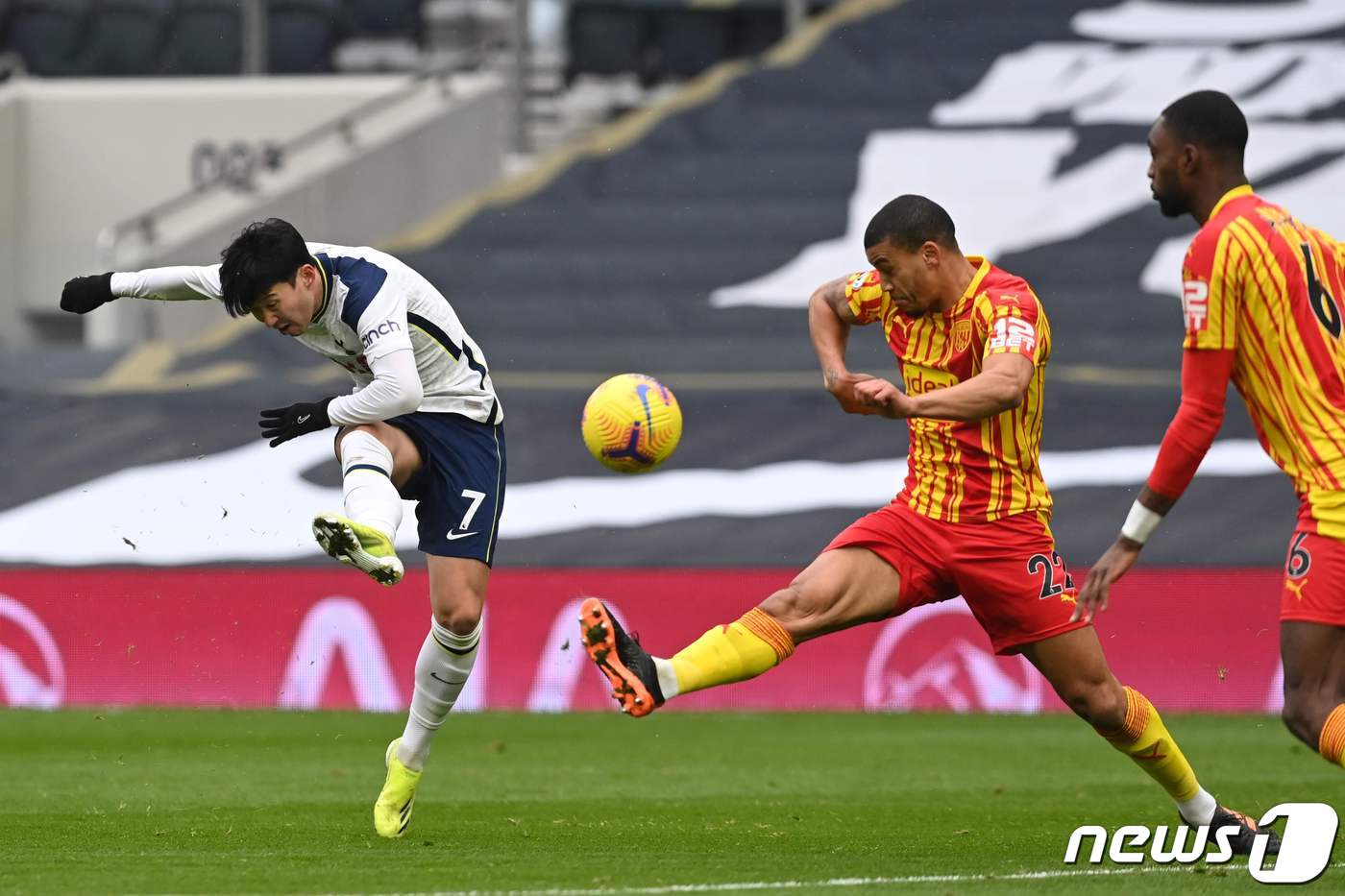 영국 매체가 선정한 월드클래스 선수로 선정된 토트넘 홋스퍼 공격수 손흥민(왼쪽). ⓒ AFP=뉴스1 
