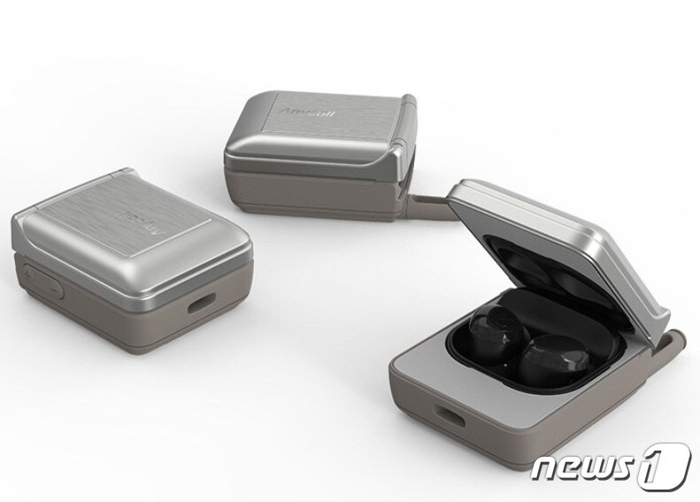 삼성전자가 '깍두기폰'으로 불린 애니콜 'A100 미니폴더' 모양의 갤럭시버즈 프로 케이스를 선보였다. ⓒ 뉴스1
