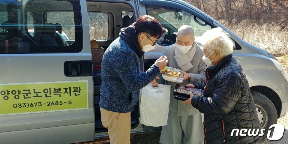 사회복지법인 대한불교 조계종 무산복지재단은 8일 지역 내 소외계층에 위문품을 전달했다.(무산복지재단 제공) ⓒ 뉴스1