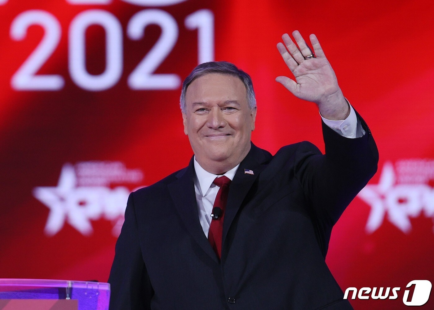 마이크 폼페이오 전 미국 국무장관이 27일(현지시간) 플로리다주 올랜도에서 열린 보수정치행동회의(CPAC)서 연설을 마치고 손을 흔들고 있다. ⓒ AFP=뉴스1 ⓒ News1 우동명 기자