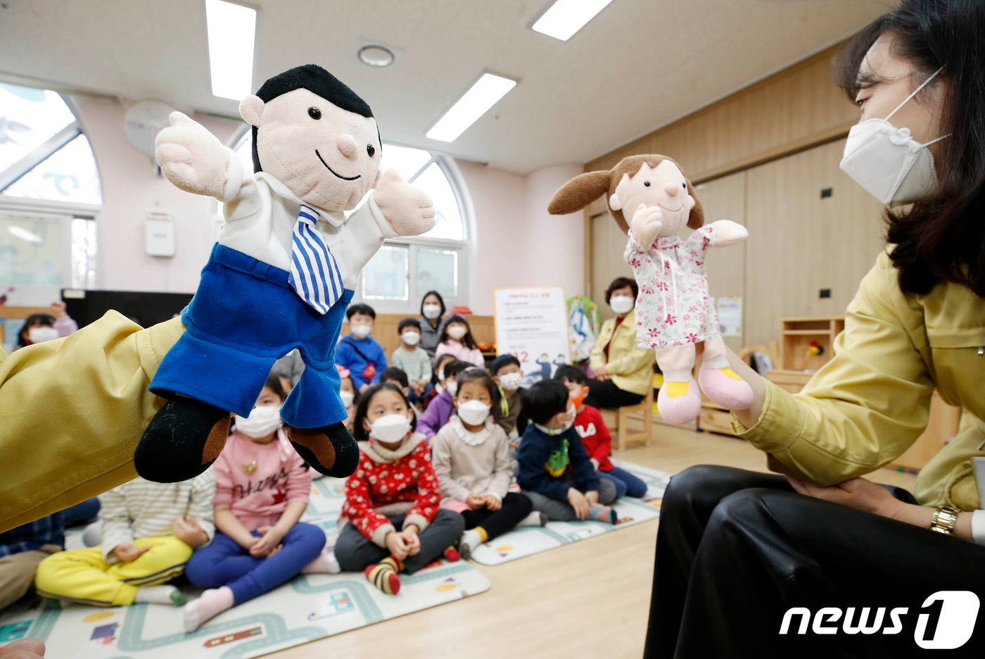 광주 북구청직장어린이집에서 광주 북구 여성가족과 아동보호팀 직원들이 아동학대 예방 상황극을 통해 아이들이 학대를 인지하고 대처할 수 있는 교육을 진행하고 있다.(광주북구 제공)/뉴스1 
