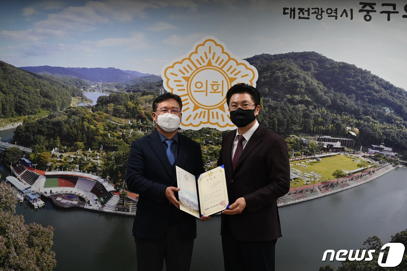 대전 중구의회 김연수 의장(오른쪽)이 10일 의회 법률고문으로 윤영훈 변호사를 위촉하고 위촉장을 전달하고 있다.(대전 중구의회 제공)ⓒ 뉴스1