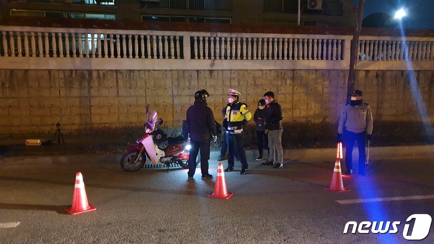 청주 흥덕경찰서는 오는 6월 말까지 이륜차 불법 행위 중점 단속을 펼친다.(청주 흥덕경찰서 제공).2021.3.10/ⓒ 뉴스1
