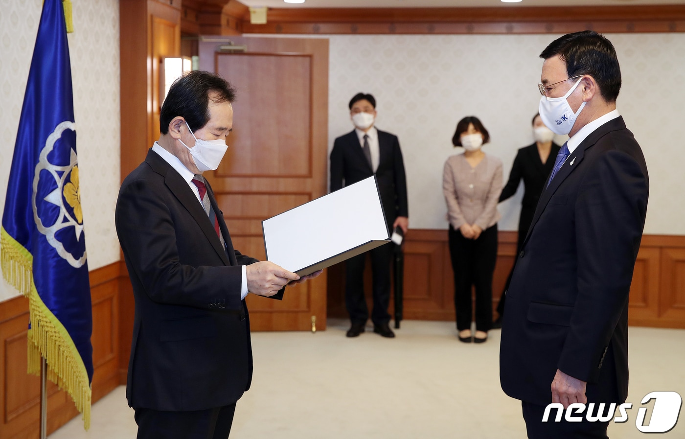 정세균 국무총리가 10일 오후 서울 종로구 정부서울청사에서 박주봉 중소기업 옴부즈맨에게 위촉장을 수여하고 있다. 2021.3.10/뉴스1 ⓒ News1 김진환 기자