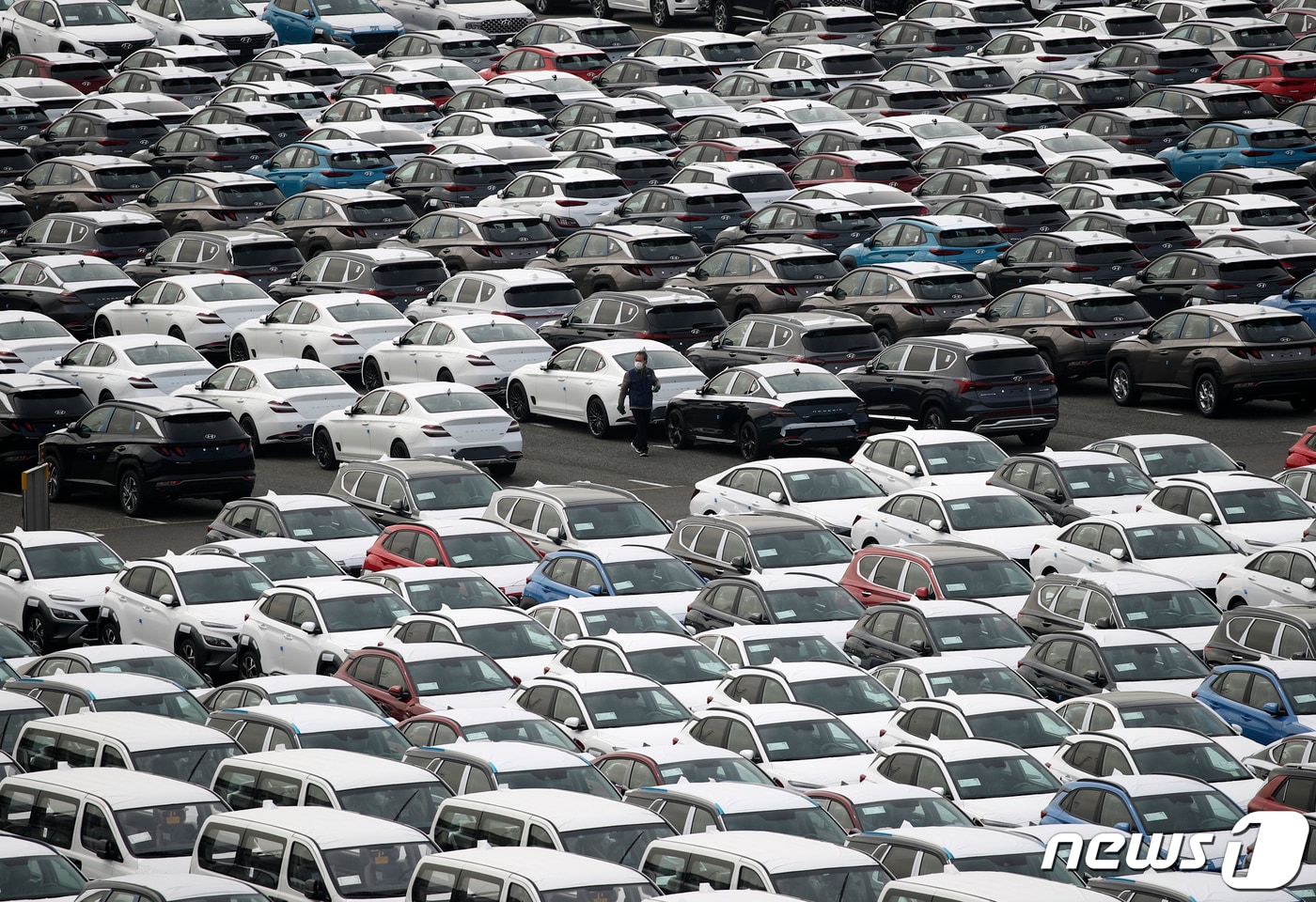 이날 현대자동차 울산공장 수출 선적부두 인근 야적장에 완성차들이 대기하고 있다. 2021.3.11/뉴스1 ⓒ News1 윤일지 기자