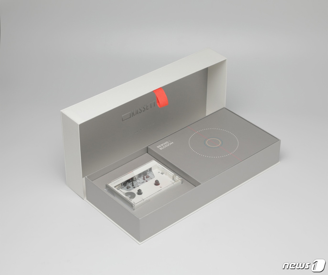 KT가 카세트 플레이어 ‘KASSETTE'를  출시한다. 사진은 'KASSETTE' 패키지의 내부 모습. ⓒ 뉴스1