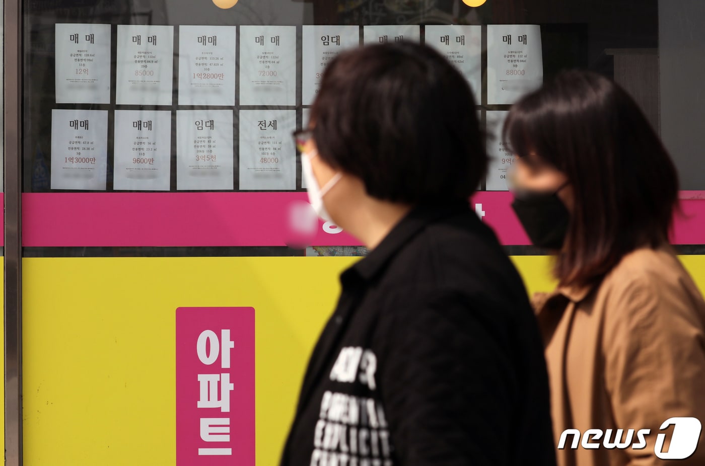 세종시의 한 공인중개사 사무실에 유리창에 아파트 매매 가격이 걸려있다. /뉴스1 ⓒ News1 장수영 기자