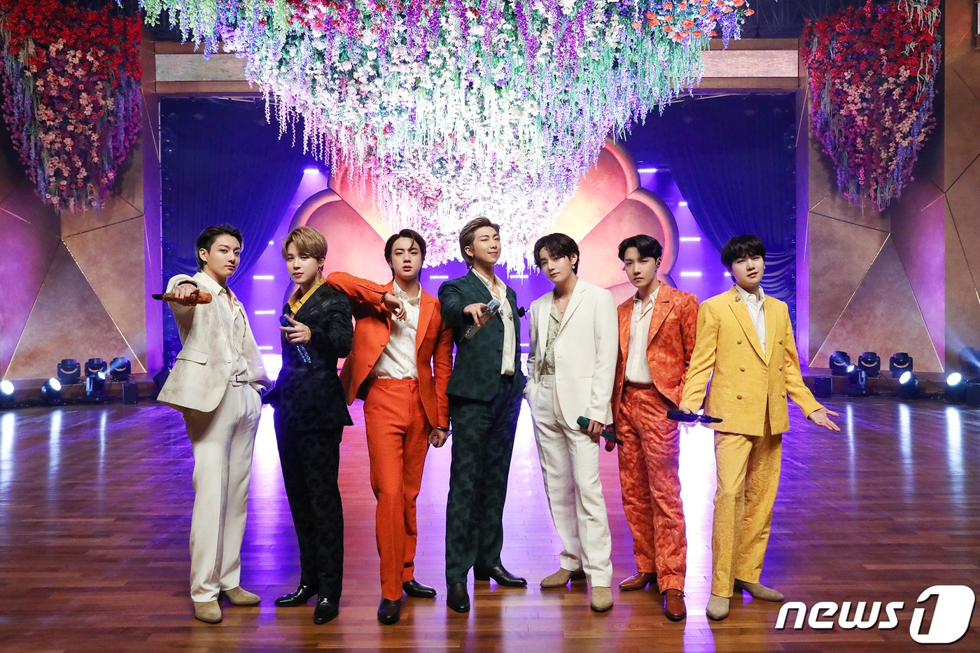 그룹 방탄소년단(BTS)이 15일(한국시간) 온라인으로 제63회 그래미 어워드(GRAMMY AWARDS)에서 작년 8월 발매한 디지털 싱글 'Dynamite'로 단독 공연을 펼치고 있다.(빅히트 엔터테인먼트 제공) 2021.3.15/뉴스1 ⓒ News1 김진환 기자