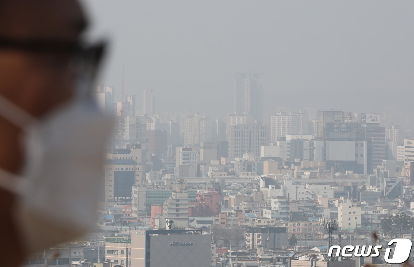 26일 대전·충남은 대기가 건조한 가운데 낮과 밤의 기온 차가 15도 안팎으로 클 것으로 예보됐다. 대전시내가 미세먼지로 뿌옇게 보이고 있다. ⓒ 뉴스1 김기태 기자