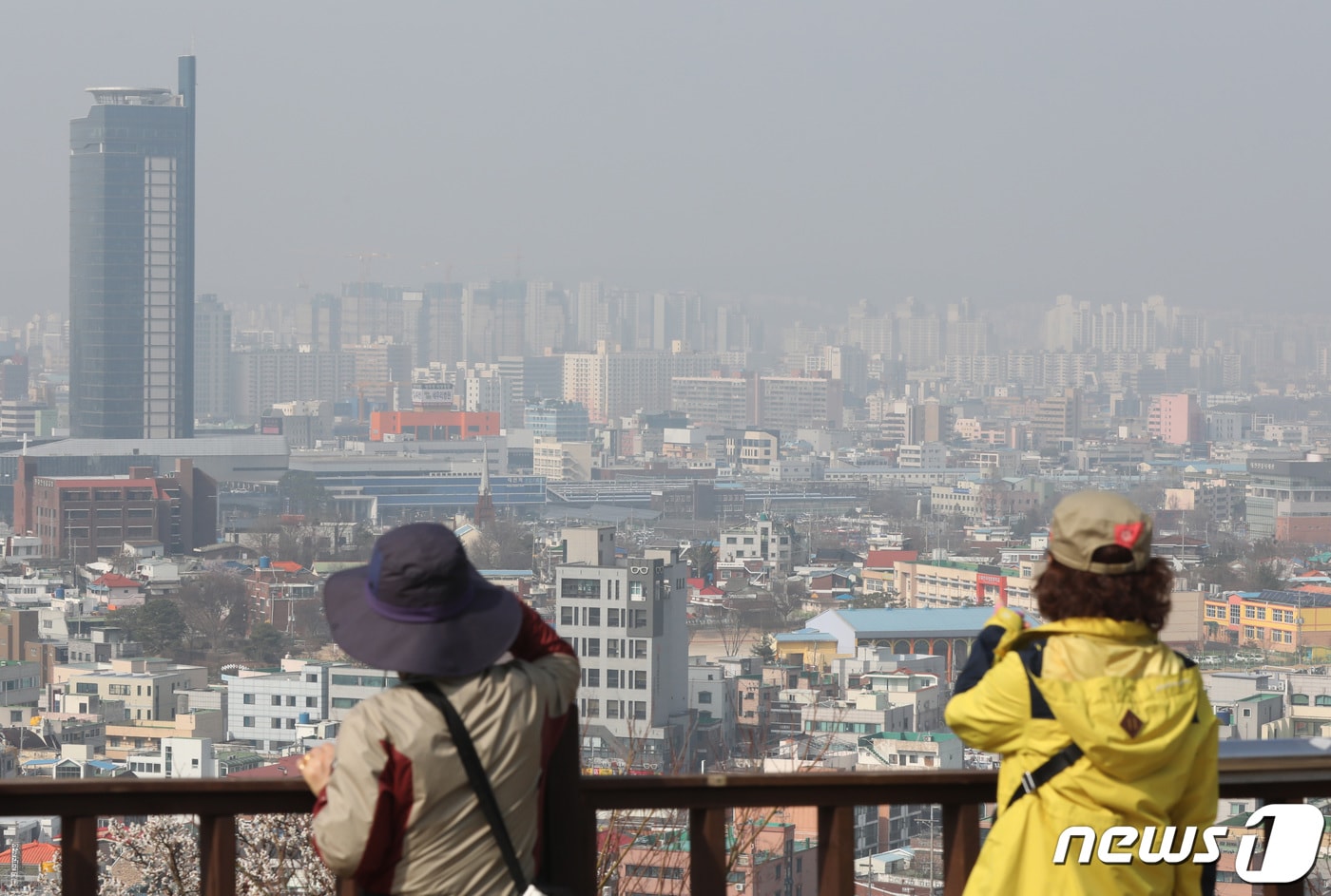 16일 대전·충남은 오전에 가시거리 200m 미만의 짙은 안개가 낄 것으로 예보됐다. 대전시내가 미세먼지로 뿌옇게 보이고 있다. / 뉴스1 ⓒ News1 김기태 기자