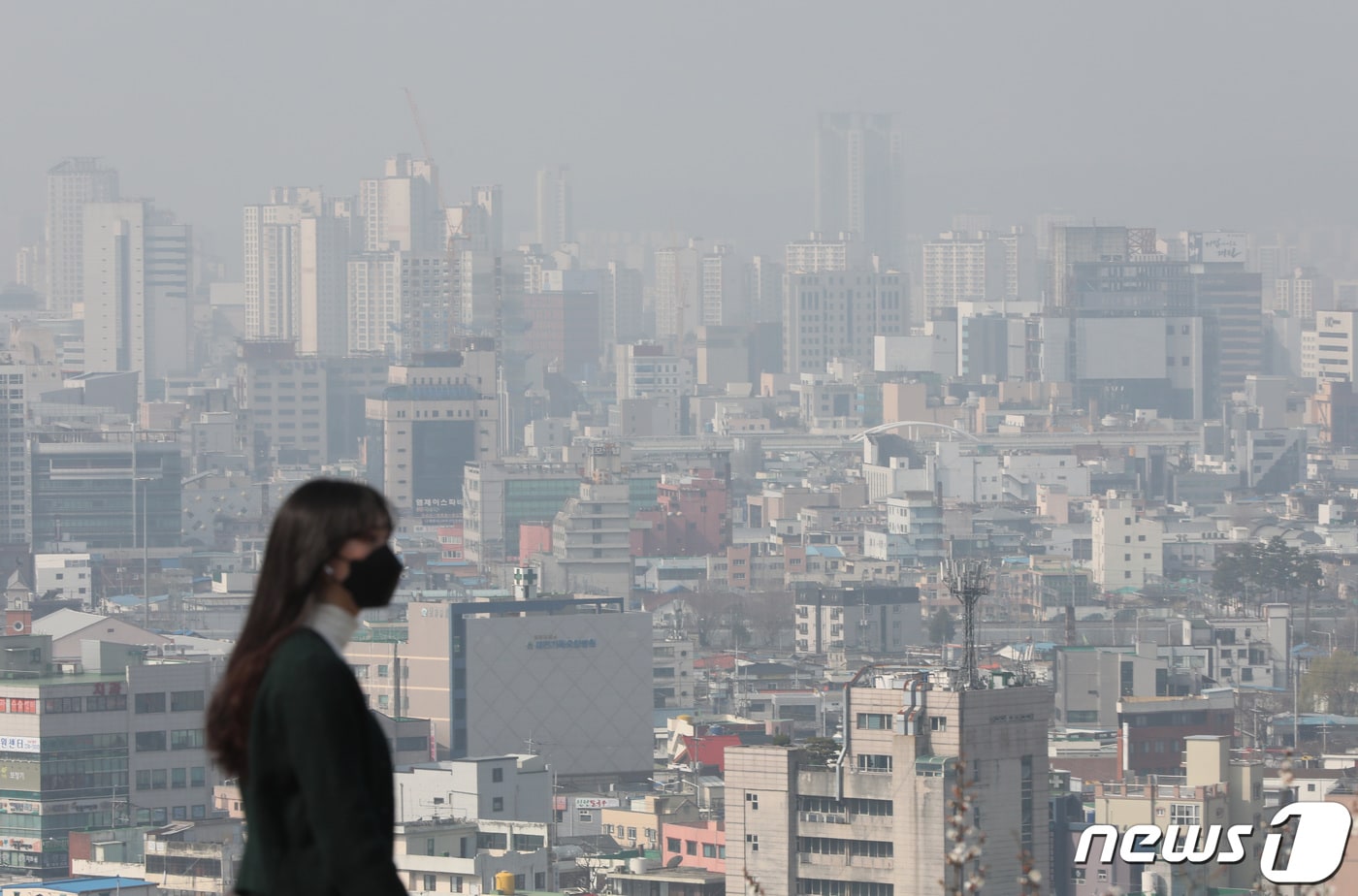 전국 대부분 지역에 미세먼지 농도가 '나쁨'을 보인 15일 대전시내가 미세먼지로 뿌옇게 보이고 있다. 2021.3.15 ⓒ 뉴스1 김기태 기자