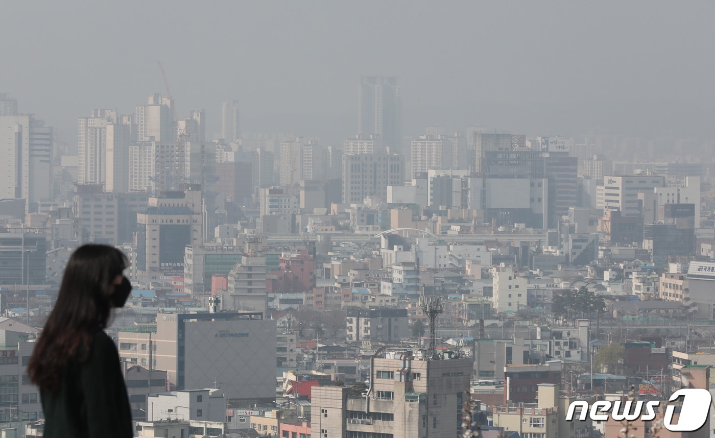 미세먼지로 뿌옇게 보이는 도시 (자료사진)  ⓒ 뉴스1 김기태 기자