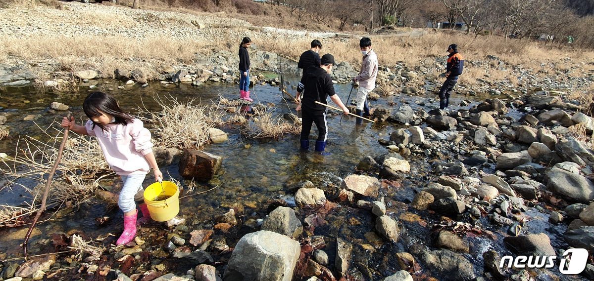 전북 완주군 운주농천유학센터에 입소한 어린이들이 체험활동을 하고 있다.(완주군제공)2021.3.15/뉴스1