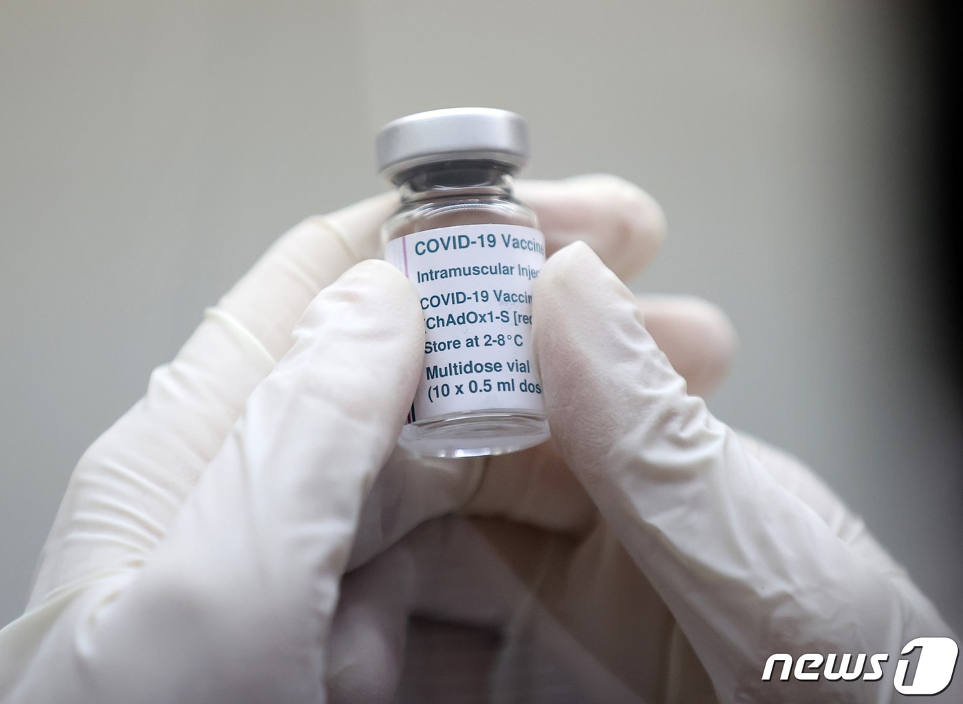 15일 오후 서울 성동구청 대강당에 마련된 신종 코로나바이러스 감염증(코로나19) 예방접종센터에서 의료진이 아스트라제네카 백신 병을 들어보이고 있다. 2021.3.15/뉴스1 ⓒ News1 구윤성 기자