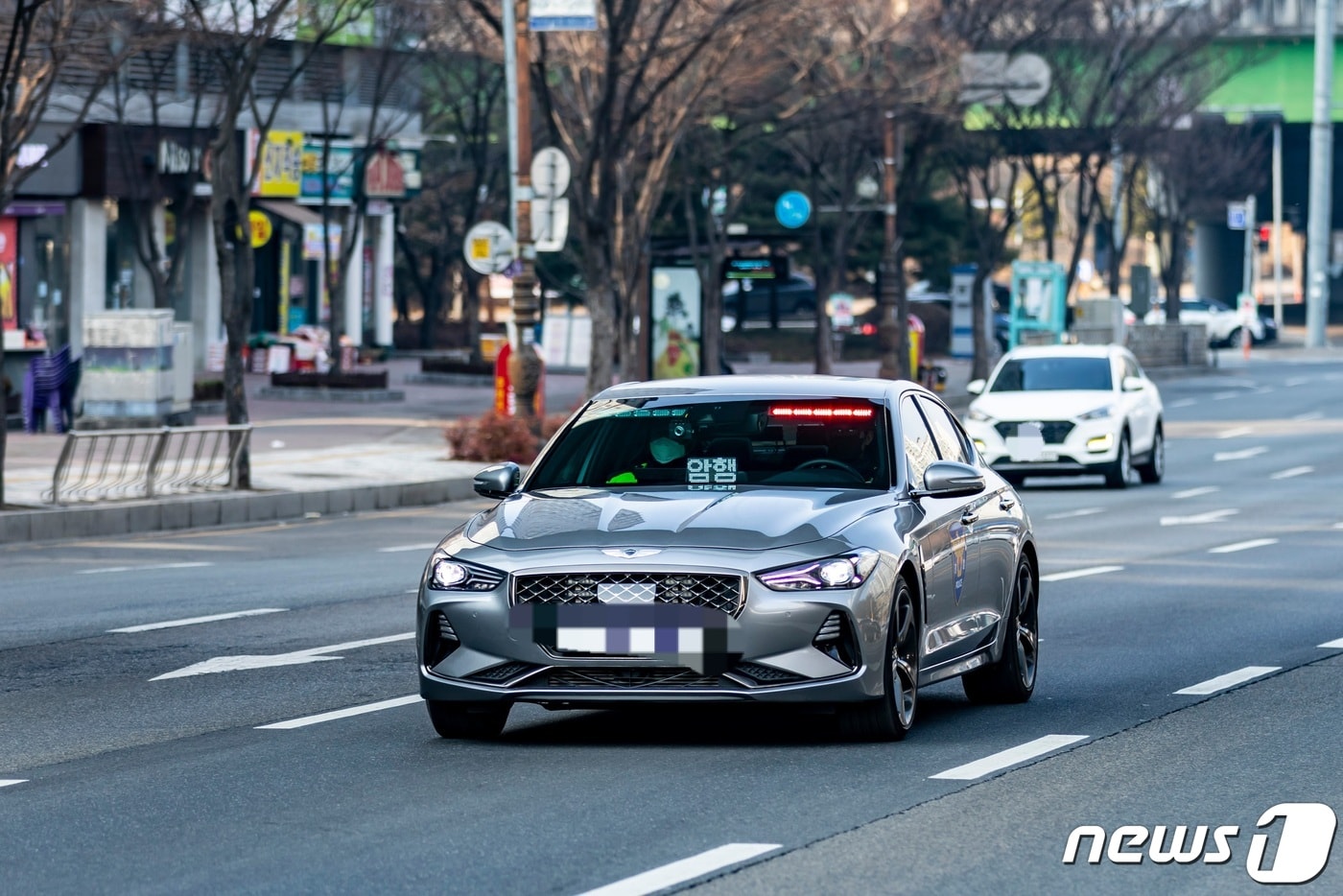 일반도로에서 교통법규 위반 차량을 단속하는 암행순찰차. ⓒ 뉴스1