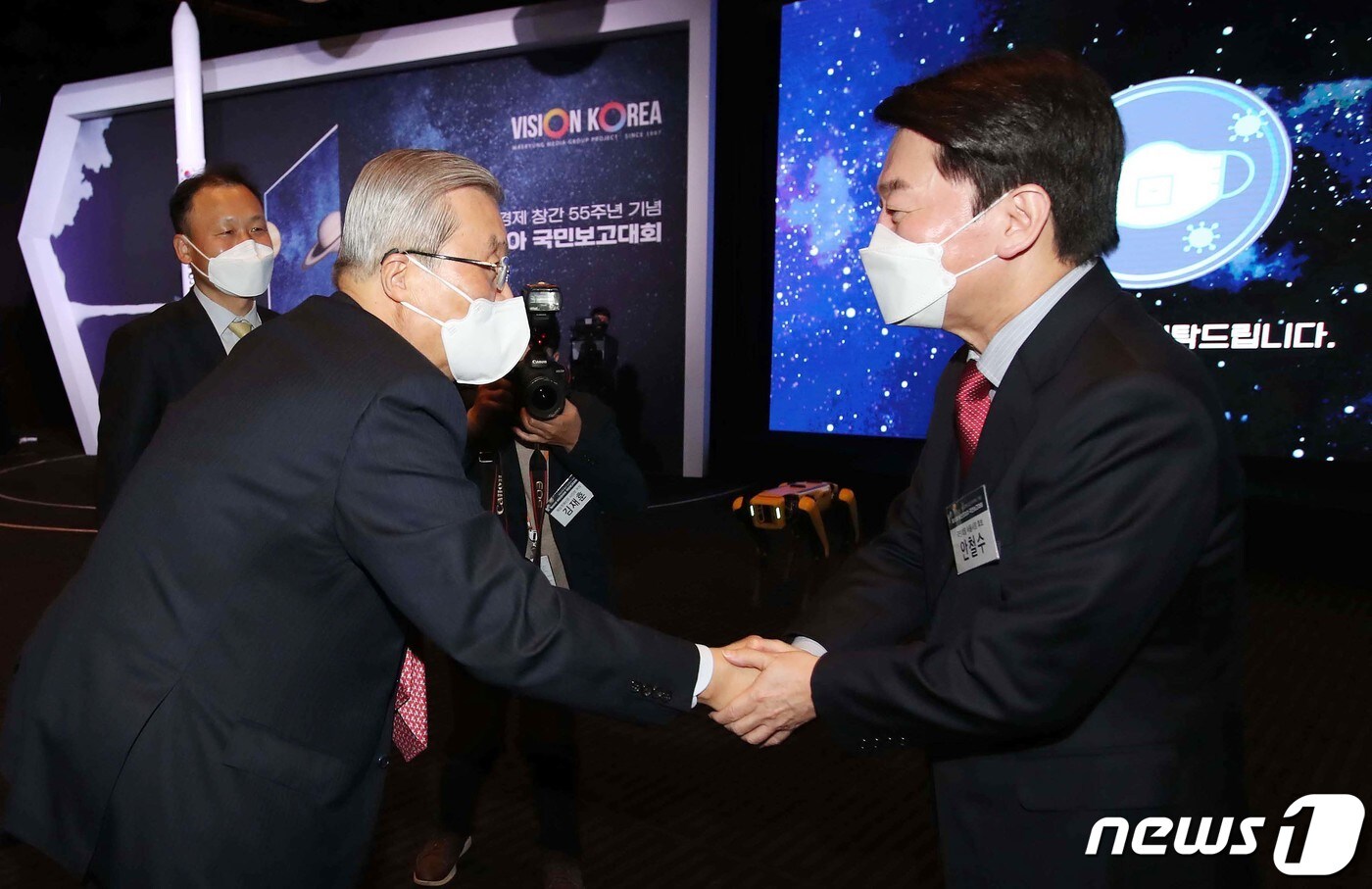 김종인 국민의힘 비상대책위원장(왼쪽)과 안철수 국민의당 서울시장 후보가 17일 서울 중구 신라호텔에서 열린 매일경제 제30차 국민보고대회에 참석해 인사를 나누고 있다. 2021.3.17/뉴스1 ⓒ News1 국회사진취재단