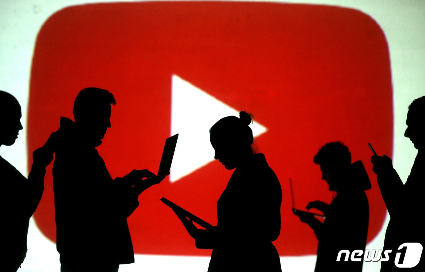 생성형 AI 확산, 넷플·유튜브 대응은?...국책기관 보고서 발간 - 뉴스 썸네일 이미지