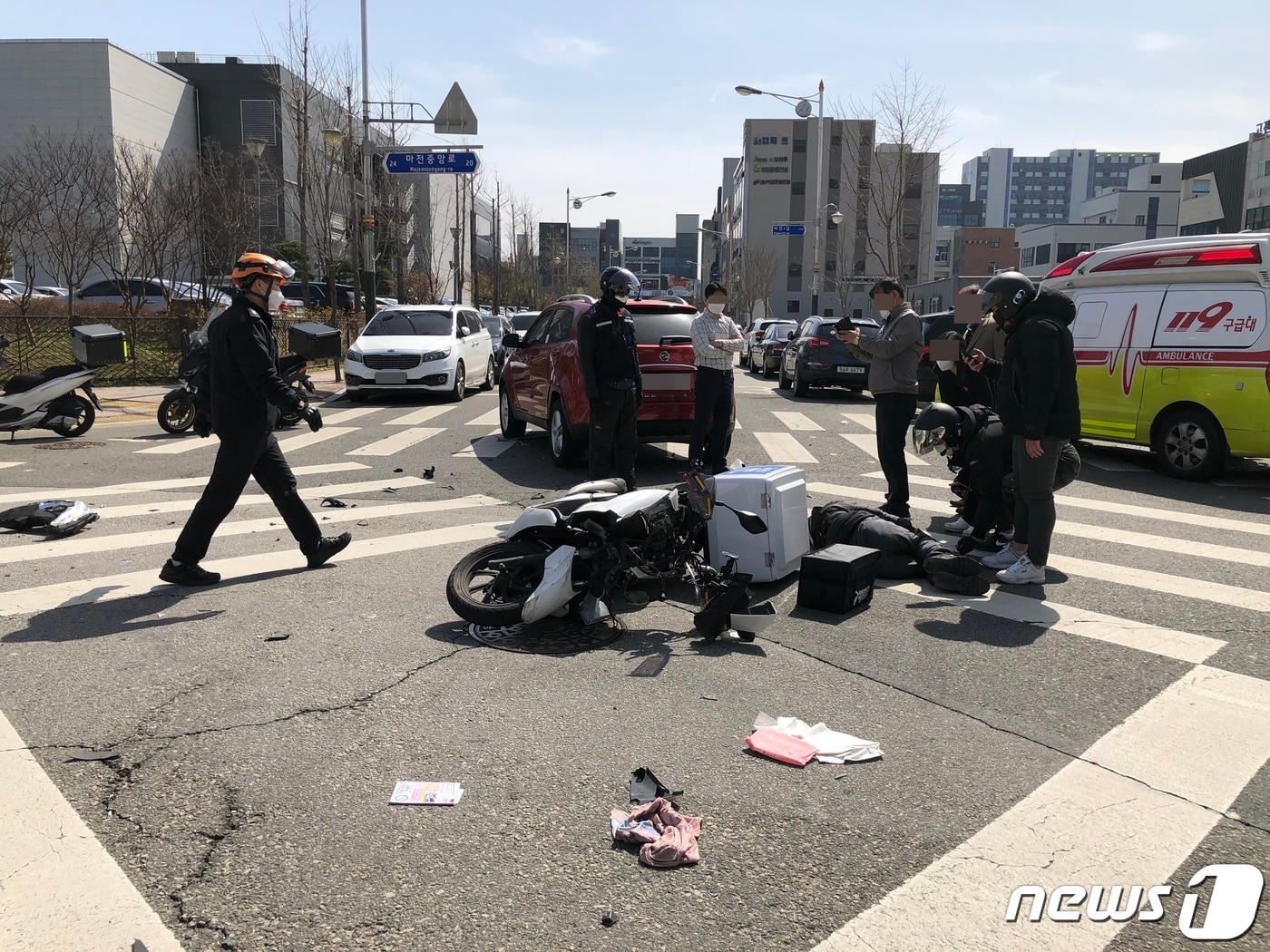 지난 3월17일 오후 1시35분께 전북 전주시 효자동 전북경찰청 인근 교차로에서 스포츠유틸리티차(SUV)와 배달 오토바이가 충돌했다. 이 사고로 오토바이 운전자가 다쳤다.2021.3.17/뉴스1 ⓒ News1 이정민 기자