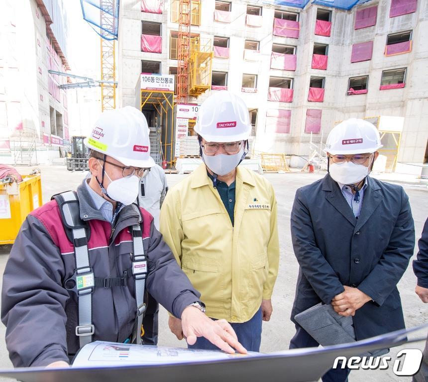 서울 용산구 효창6구역 주택재개발 정비사업 현장에서 성장현 용산구청장(가운데)이 공사 관계자 설명을 듣고 있다(용산구 제공).ⓒ 뉴스1