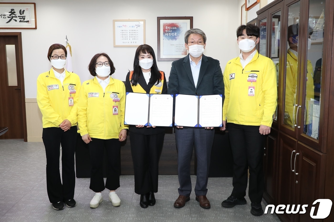 정읍시는 17일 (사)한국나눔연맹(사무총장 안천웅)과 정읍지역 복지 사각지대에 놓인 위기가정들의 지원과 자원연계를 위한 업무협약을 맺었다.  ⓒ 뉴스1