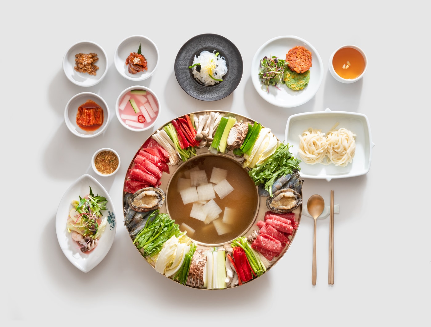 한국의집 봄철 신메뉴 '미나리전립투'. 한국문화재재단