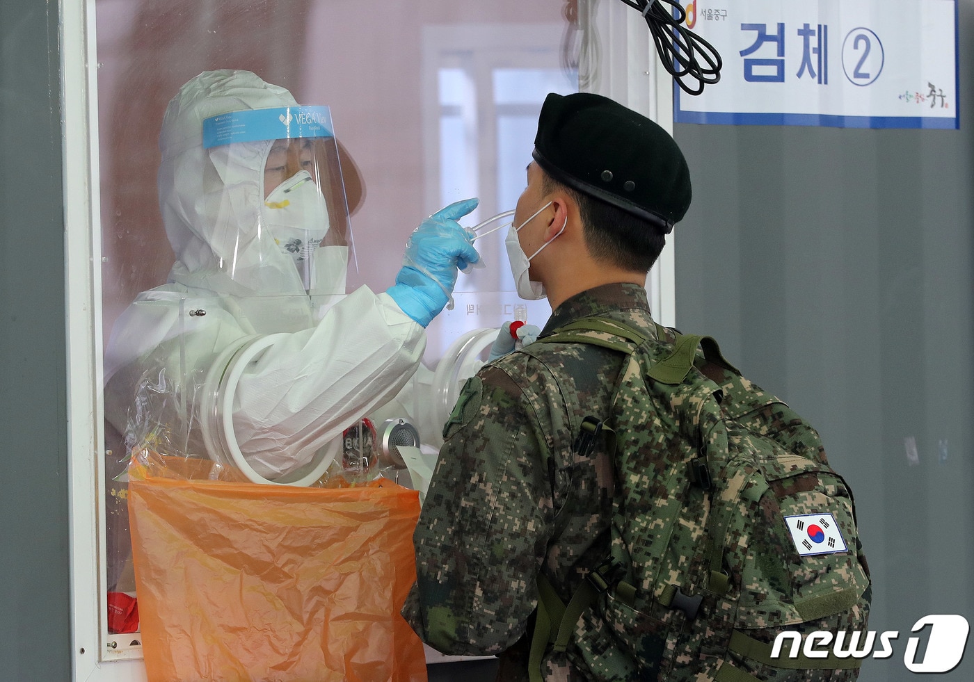 선별진료소 찾은 군인.(자료 사진) ⓒ News1 DB