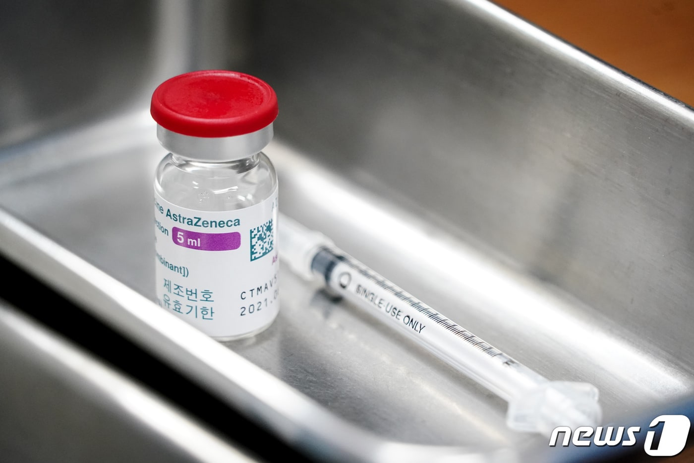 23일 서울 종로구보건소에 문재인 대통령과 김정숙 여사가 접종할 신종 코로나바이러스 감염증(코로나19) 예방을 위한 아스트라제네카(AZ)사의 백신과 주사기가 놓여 있다. 2021.3.23/뉴스1 ⓒ News1 유승관 기자