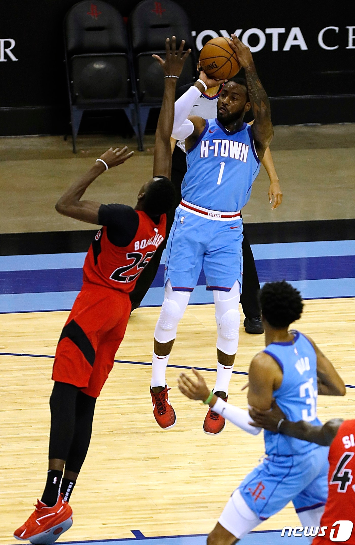 미국프로농구(NBA) 휴스턴 로케츠의 존 월이 23일 미국 텍사스주 휴스턴의 도요타 센터에서 열린 토론토 랩터스와의 경기에서 점프슛을 하고 있다. ⓒ 로이터=뉴스1