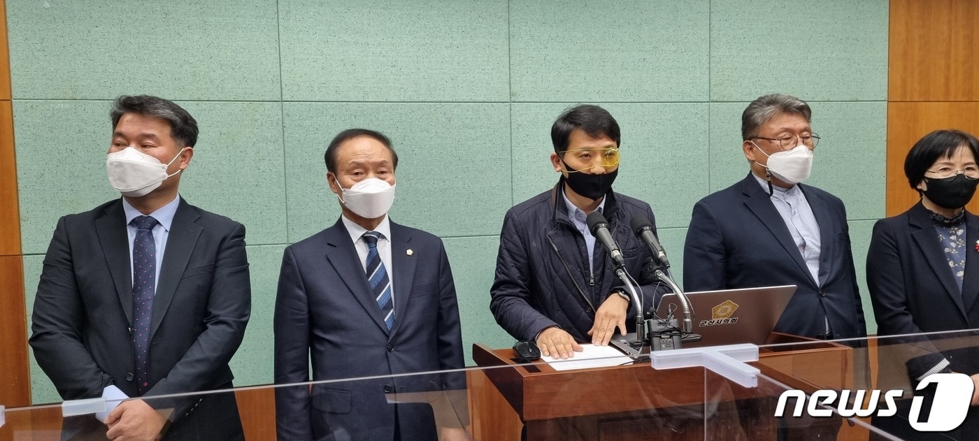 23일 조경수 전북 군산시의원이 전북도의회 브리핑룸에서 기자회견을 갖고 있다.2021.3.23/뉴스1