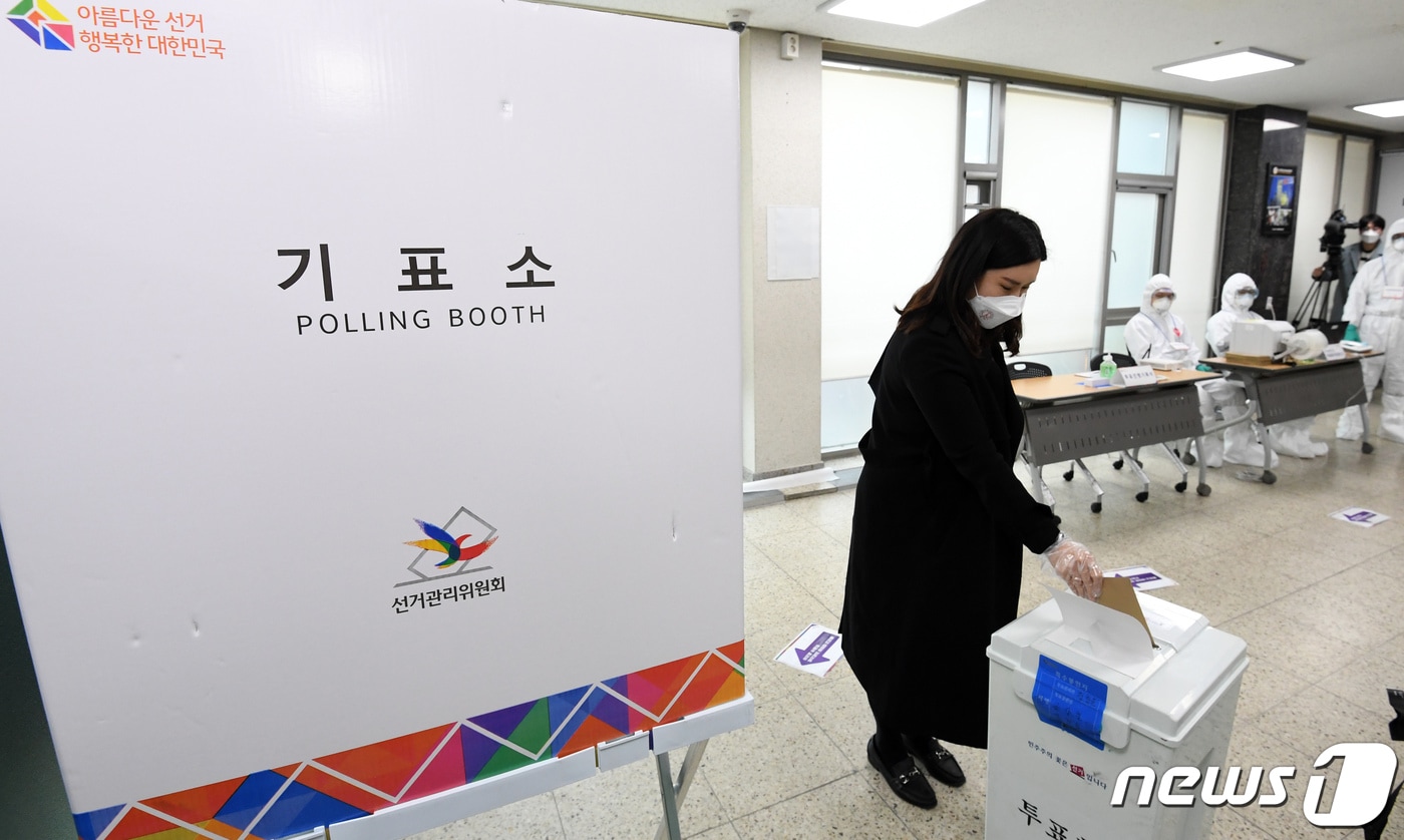 23일 오후 서울 중구 서울유스호스텔에 코로나19 확진자를 대상으로 설치된 4·7 보궐선거 특별사전투표소에서 서울시 선거관리위원회 관계자가 사전투표 모의실습을 하고 있다. 2021.3.23/뉴스1 ⓒ News1 오대일 기자