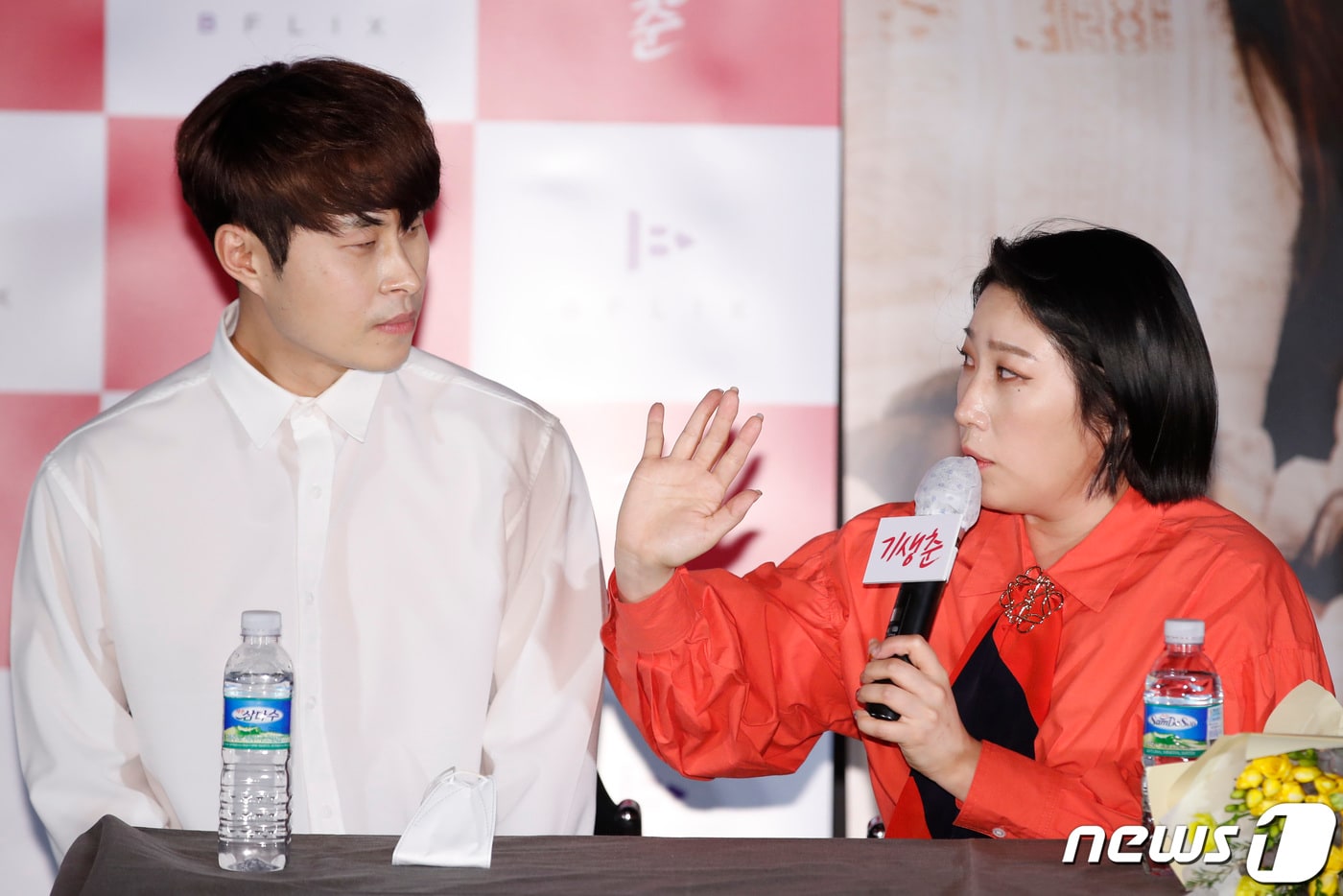 김영희 감독(오른쪽)이 24일 오후 서울 광진구 롯데시네마 건대입구점에서 열린 영화 '기생춘' 언론시사회 및 기자간담회에 참석해 취재진 질문에 답하고 있다. ‘기생춘’은 엉뚱 발랄한 여주인공 춘이 우연한 기회로 대저택에 숨어 살게 되면서 시작되는 이야기를 그린 영화다. 봉준호 감독의 명작 ‘기생충을’ 패러디한 제목으로 화제가 됐다. 2021.3.24/뉴스1 ⓒ News1 권현진 기자