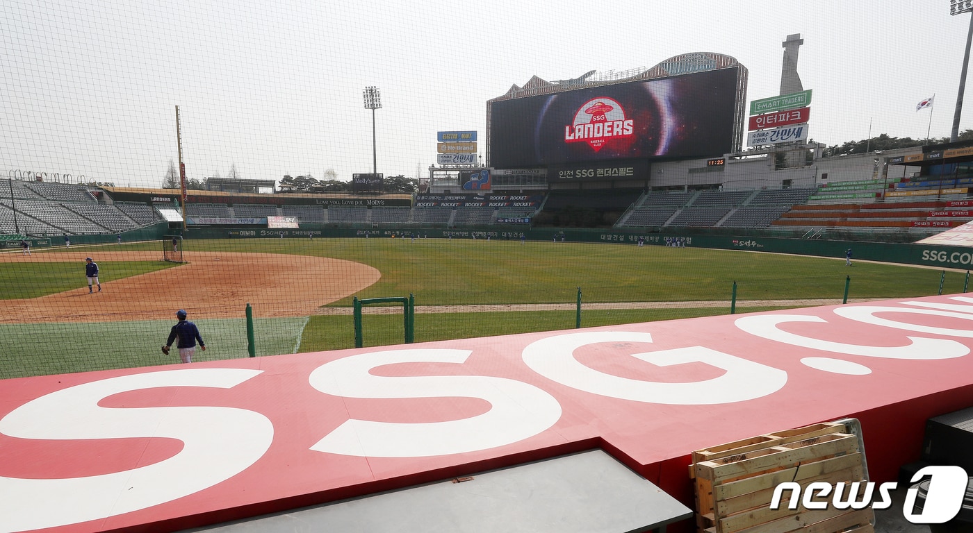 25일 오후 2021 KBO리그 시범경기 SSG랜더스와 삼성라이온즈의 경기가 열리는 인천 SSG랜더스필드에서 관계자들이 개막 경기 준비를 하고 있다. 2021.3.25/뉴스1 ⓒ News1 김진환 기자