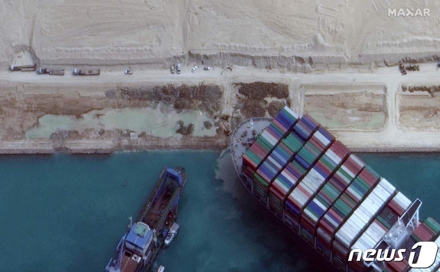28일(현지시간) 대형 컨테이너선 '에버기븐'이 이집트 수에즈 운하를 엿새째 가로막고 있는 모습이 보인다. ⓒ AFP=뉴스1 ⓒ News1 우동명 기자