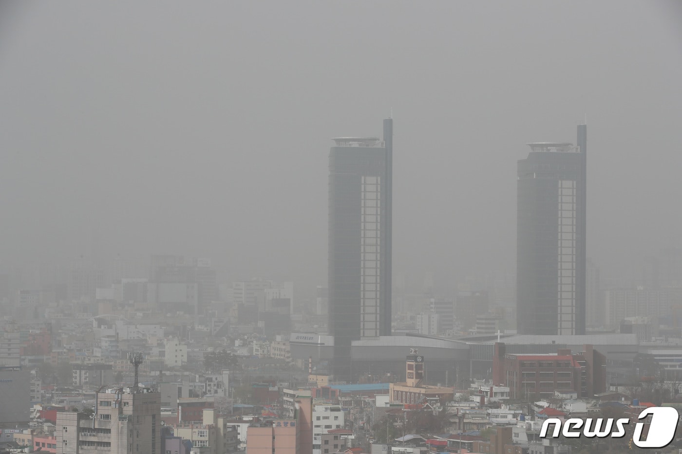 23일 대전·충남은 대부분의 지역이 황사의 영향을 받을 것으로 예보됐다. 대전 동구 대동하늘공원에서 바라본 대전시내가 뿌옇게 보이고 있다.  ⓒ 뉴스1 김기태 기자