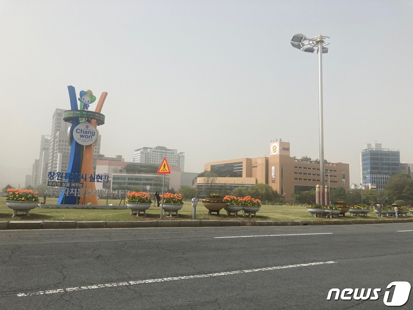 진보당 경남도당은 황사 경보에도 옥외노동자들의 건강권이 제대로 지켜지지 않는다면서 30일 논평을 발표했다. 사진은 11년 만에 경남도가 황사 경보를 내린 29일 오후 창원광장. ⓒ 뉴스1
