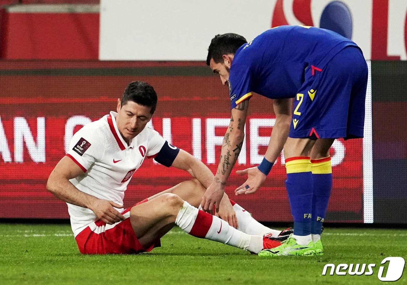 안도라와의 A매치에서 무릎 부상을 당한 로베르트 레반도프스키. ⓒ 로이터=뉴스1