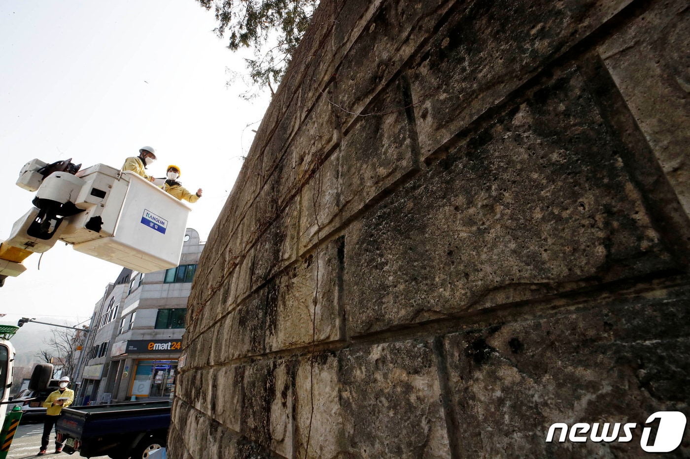 급경사지에서 해빙기 대비 취약 시설물에 대해 안전점검을 실시하고 있다.2021.3.8/뉴스1 ⓒ News1 허단비 기자