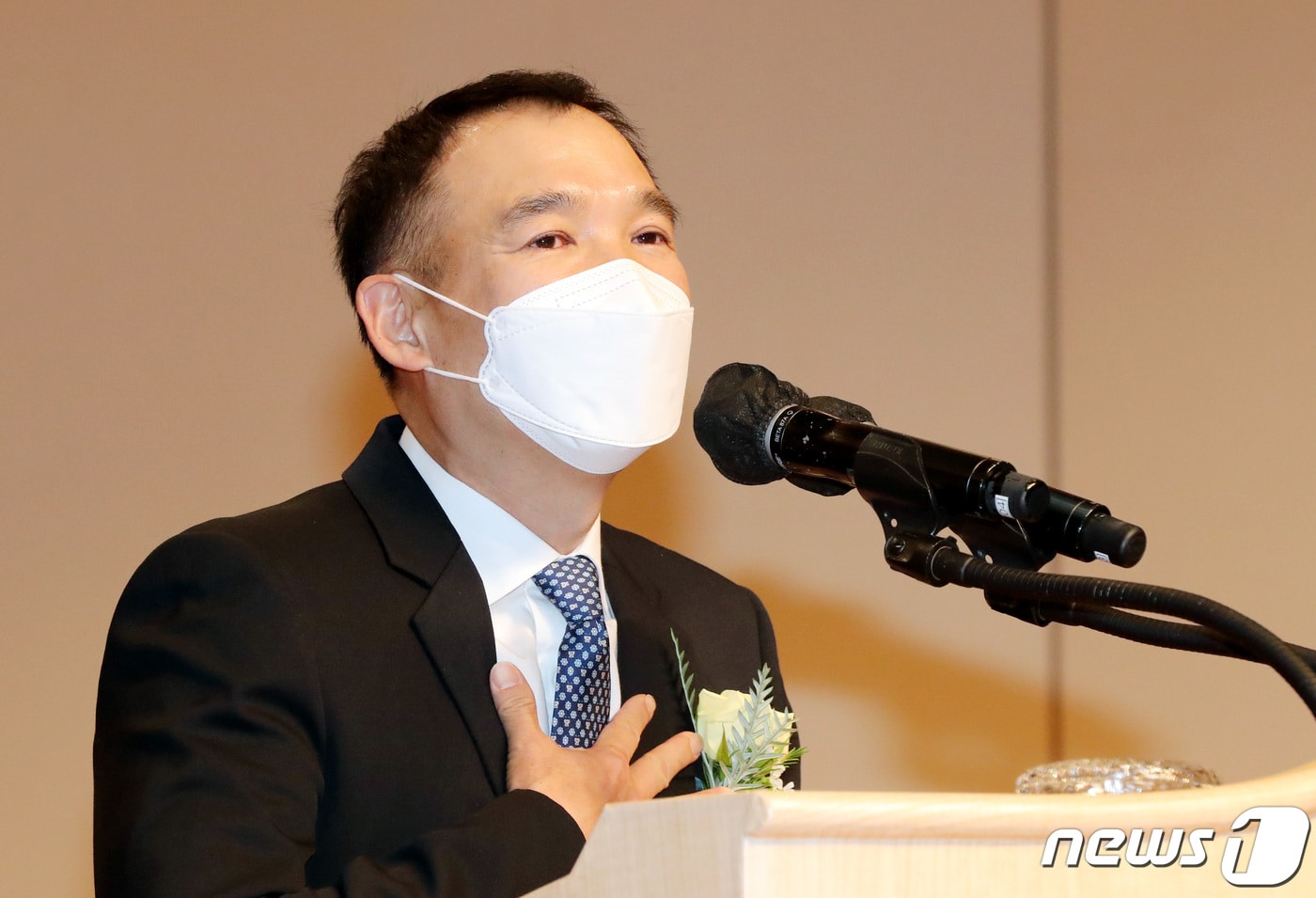 3월8일 오후 대전 유성구 한국과학기술원(KAIST) 대강당에서 열린 이광형 제17대 KAIST 신임 총장 취임식에서 김정주 NXC 대표가 축사를 하고 있다. 2021.3.8/뉴스1 ⓒ News1 김기태 기자