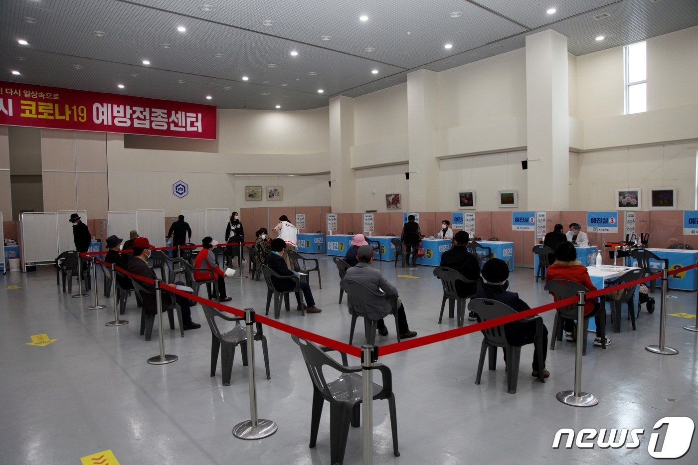 1일 오전 순천대학교 국제문화컨벤션관에 마련된 지역예방접종센터에서 전남 순천지역 75세 이상 고령자들의 화이자 백신 접종이 진행되고 있다.2021.4.1/뉴스1 ⓒ News1 지정운 기자