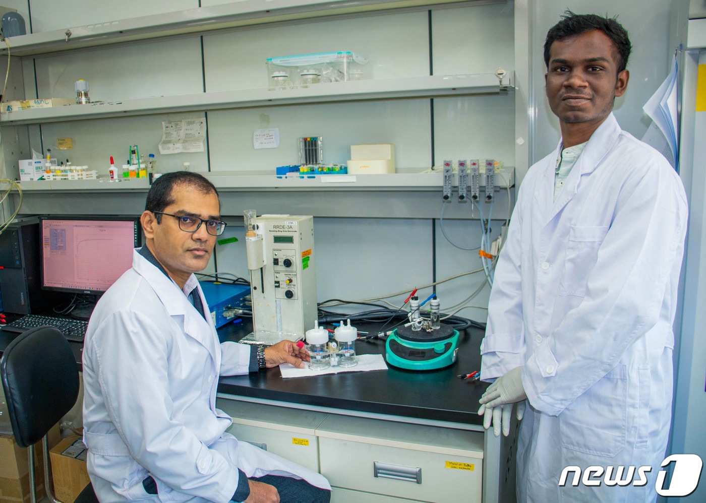 사진 왼쪽부터 DGIST 에너지공학전공 샨무감 교수, 데이비드 쿠마르 에스도스 석사과정생(대구경북과학기술원 제공) ⓒ 뉴스1