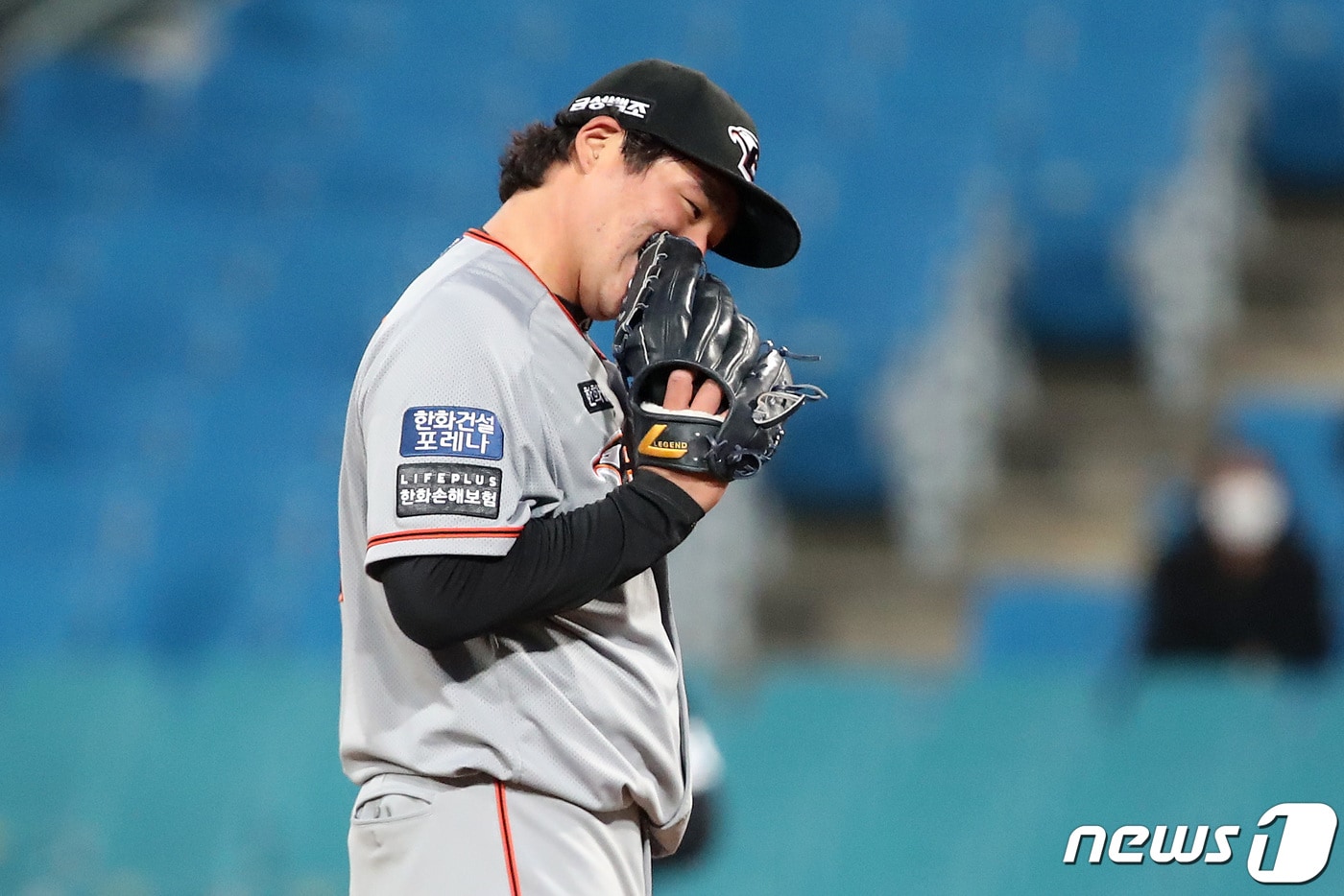 13일 오후 대구 삼성라이온즈파크에서 열린 '2021 프로야구 신한은행 SOL KBO리그' 삼성 라이온즈와 한화 이글스의 경기, 2회말 연속되는 볼넷으로 무사 만루 위기에 몰린 한화 선발 박주홍이 강판되며 아쉬워하고 있다. 2021.4.13/뉴스1 ⓒ News1 공정식 기자