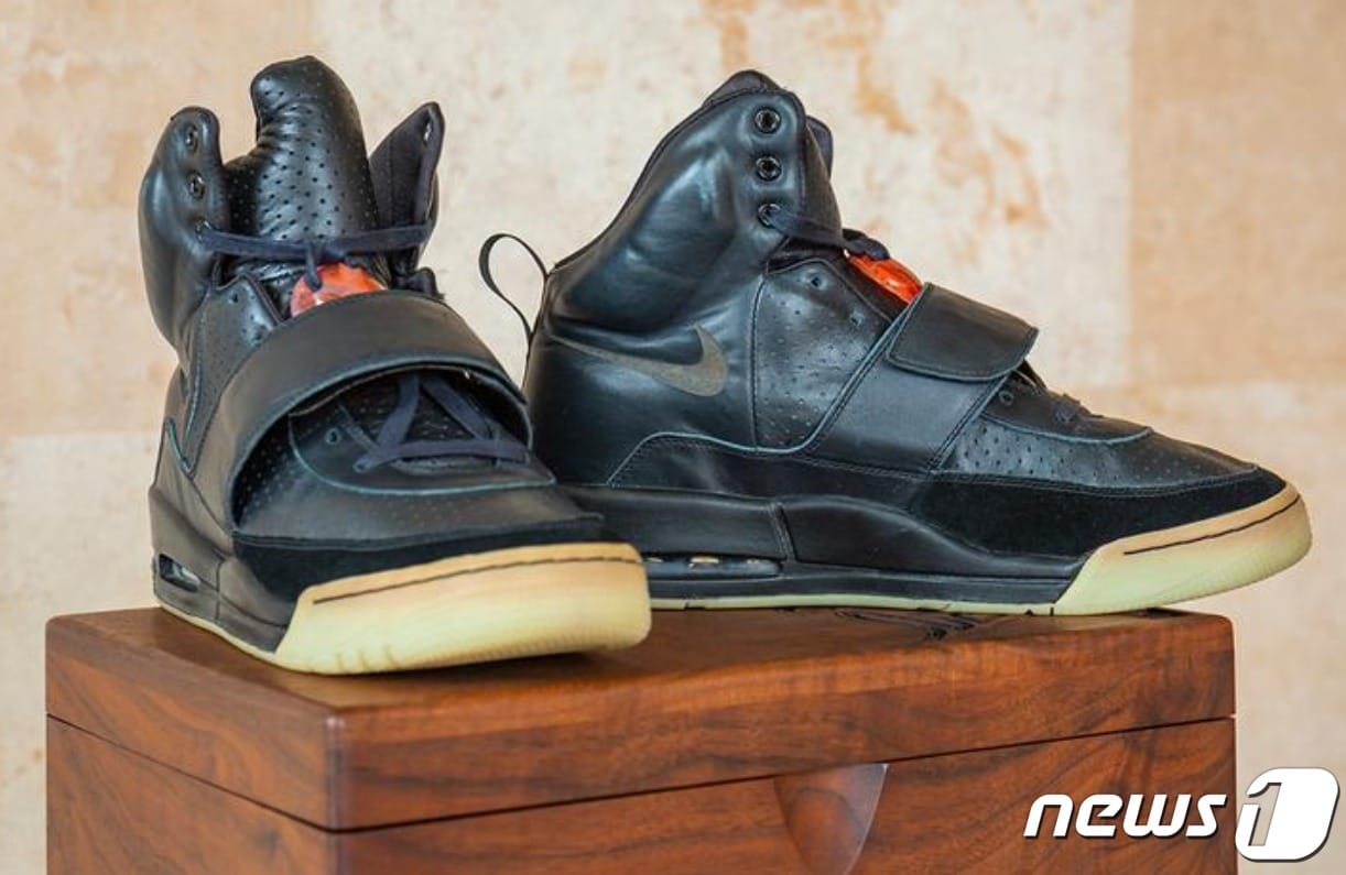 카니예 웨스트가 2008년 제50회 그래미어워드에서 신은 나이키 에어 이지 1 프로토타입.(트위터 갈무리)ⓒ 뉴스1