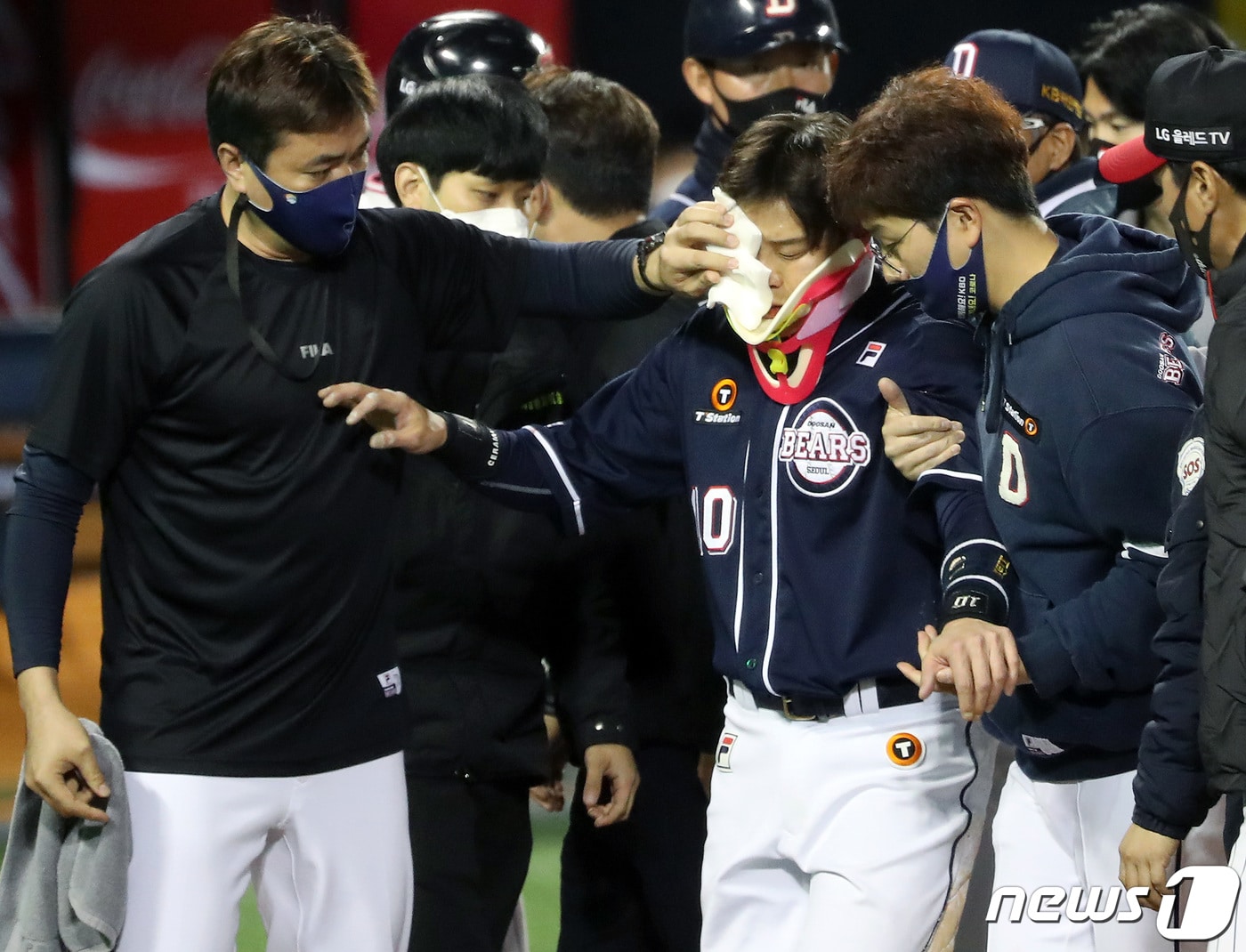 16일 오후 서울 잠실야구장에서 열린 '2021 신한은행 SOL KBO리그' 두산 베어스와 LG트윈스의 경기, 8회초 1사 주자없는 상황 두산 박세혁이 LG 김대유의 사구에 얼굴을 맞은 뒤 고통을 호소하고 있다. 2021.4.16/뉴스1 ⓒ News1 이동해 기자